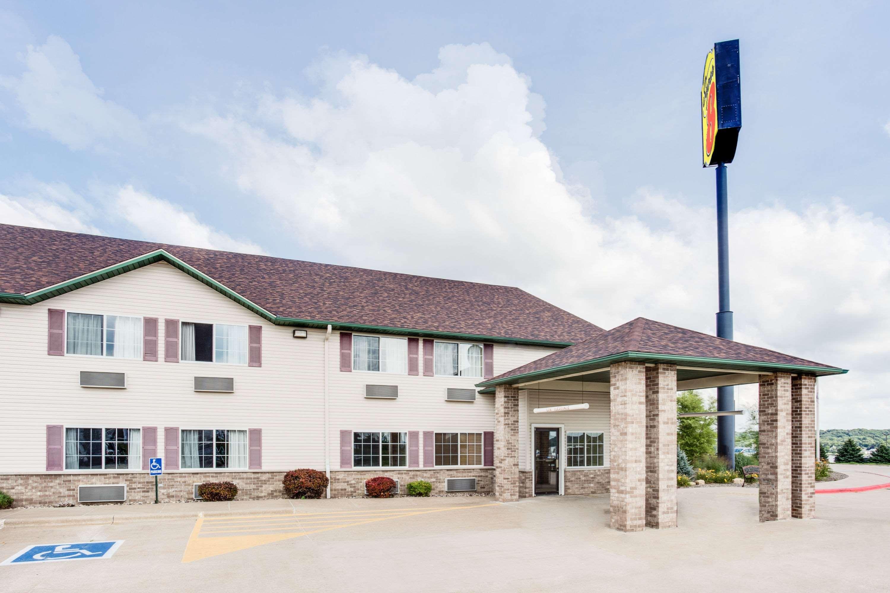 Eagle Ridge Inn Le Claire Exterior photo